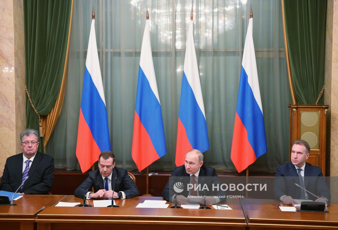 Встреча президента РФ В. Путина с членами правительства РФ