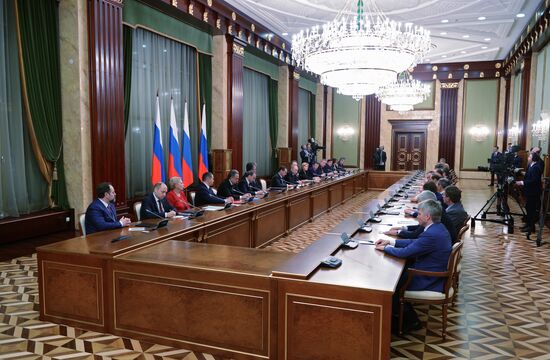 Встреча президента РФ В. Путина с членами правительства РФ