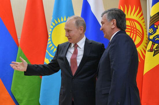 Президент РФ В. Путин принял участие в неформальной встрече глав государств СНГ