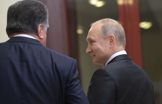 Президент РФ В. Путин принял участие в неформальной встрече глав государств СНГ