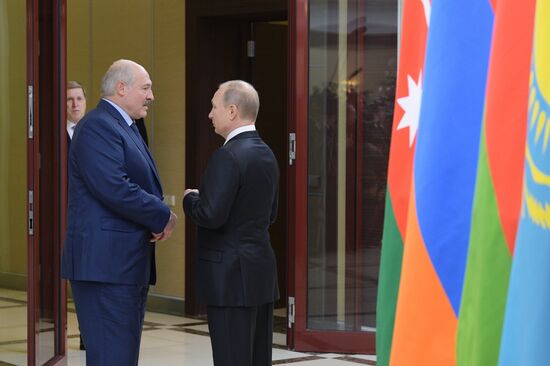 Президент РФ В. Путин принял участие в неформальной встрече глав государств СНГ