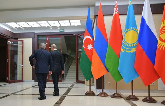 Президент РФ В. Путин принял участие в неформальной встрече глав государств СНГ