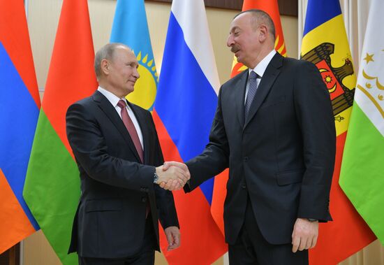 Президент РФ В. Путин принял участие в неформальной встрече глав государств СНГ