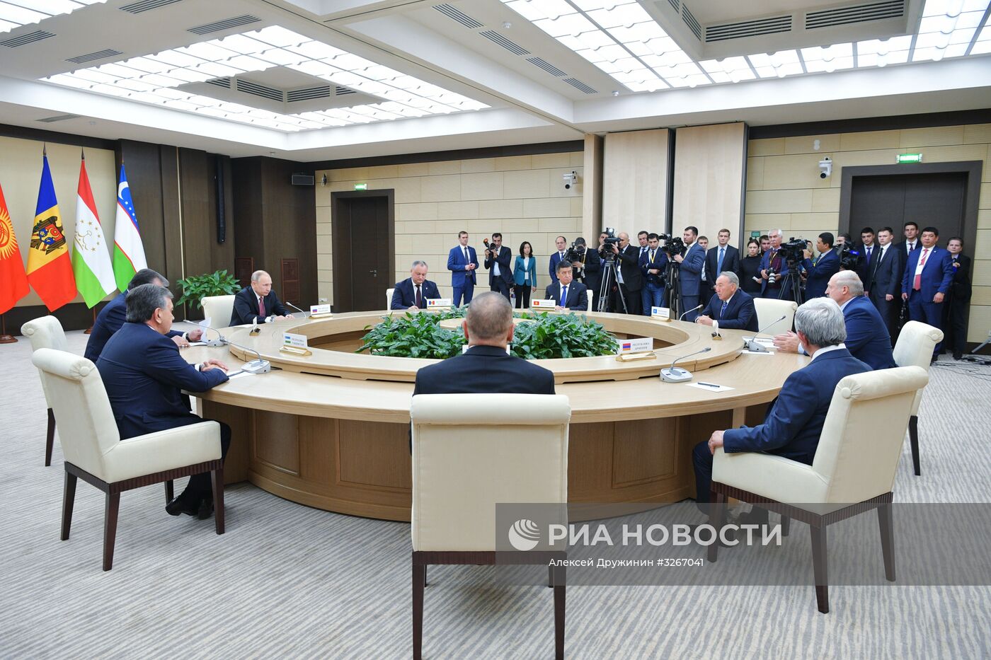 Президент РФ В. Путин принял участие в неформальной встрече глав государств СНГ