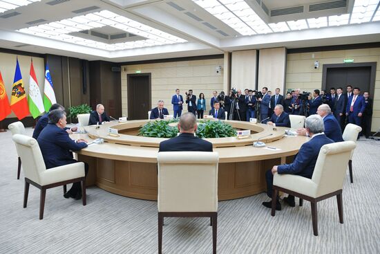 Президент РФ В. Путин принял участие в неформальной встрече глав государств СНГ