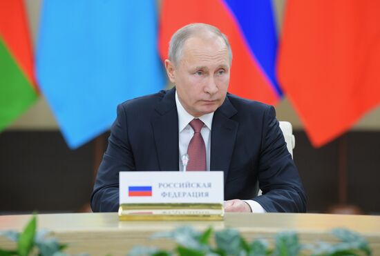 Президент РФ В. Путин принял участие в неформальной встрече глав государств СНГ