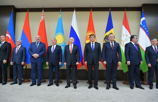 Президент РФ В. Путин принял участие в неформальной встрече глав государств СНГ