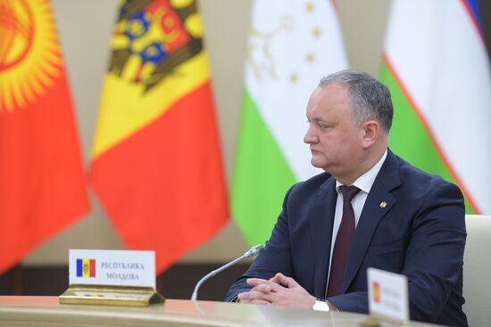 Президент РФ В. Путин принял участие в неформальной встрече глав государств СНГ