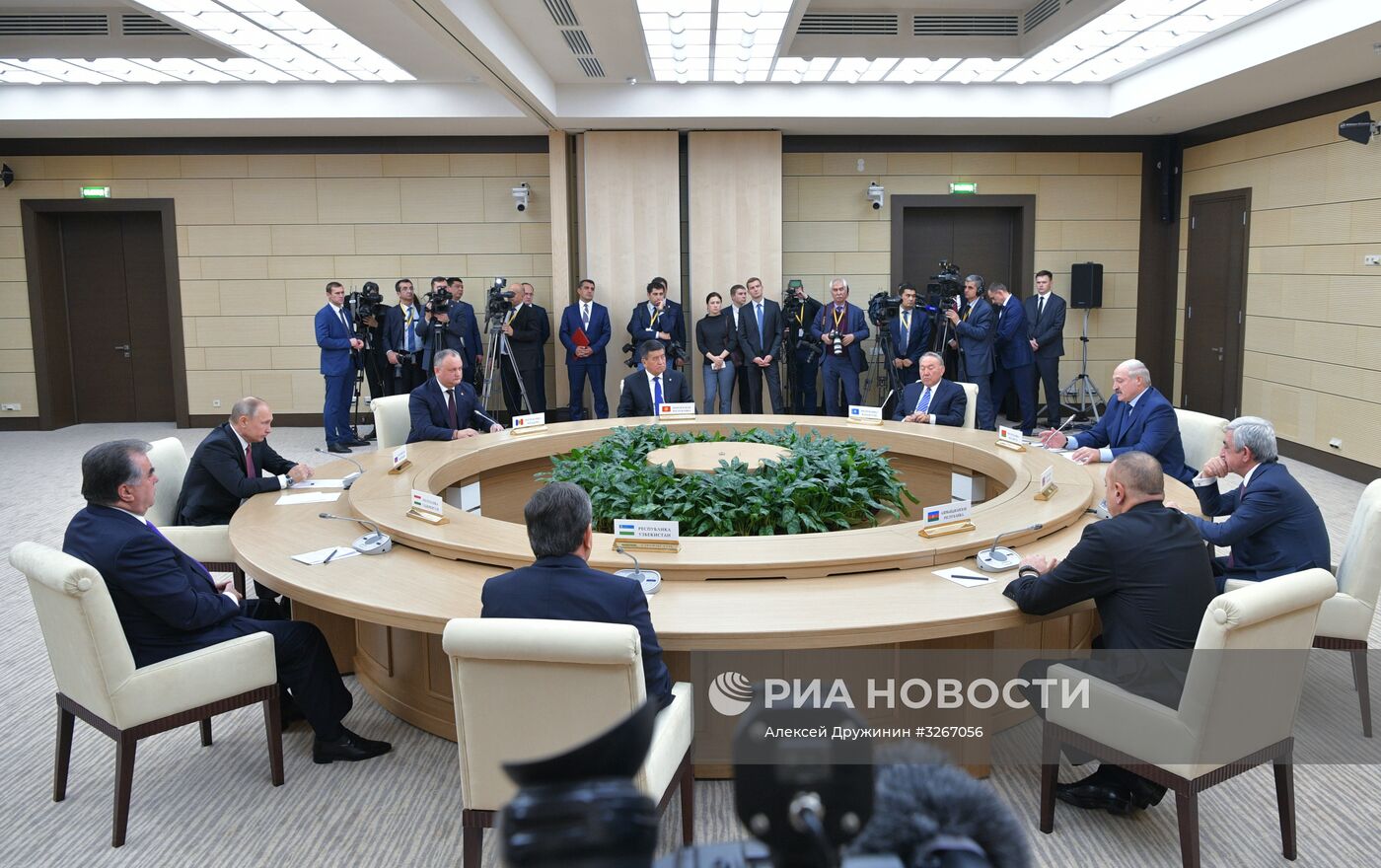 Президент РФ В. Путин принял участие в неформальной встрече глав государств СНГ