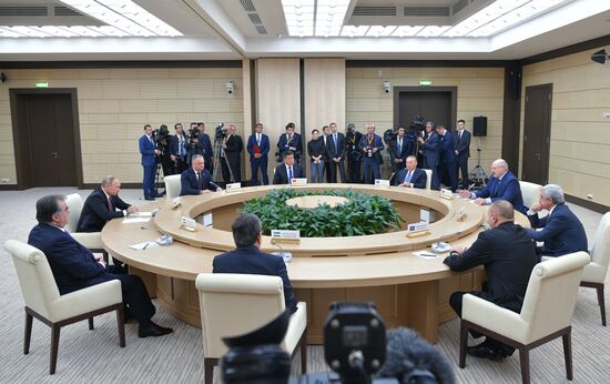 Президент РФ В. Путин принял участие в неформальной встрече глав государств СНГ