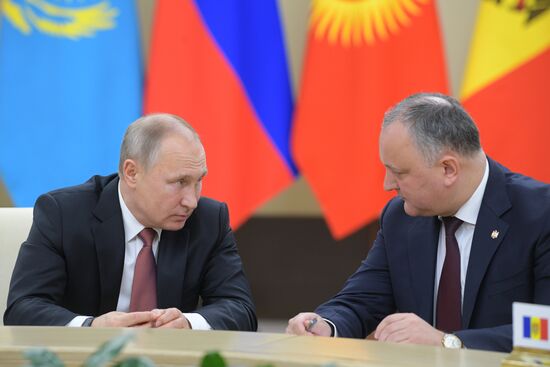 Президент РФ В. Путин принял участие в неформальной встрече глав государств СНГ