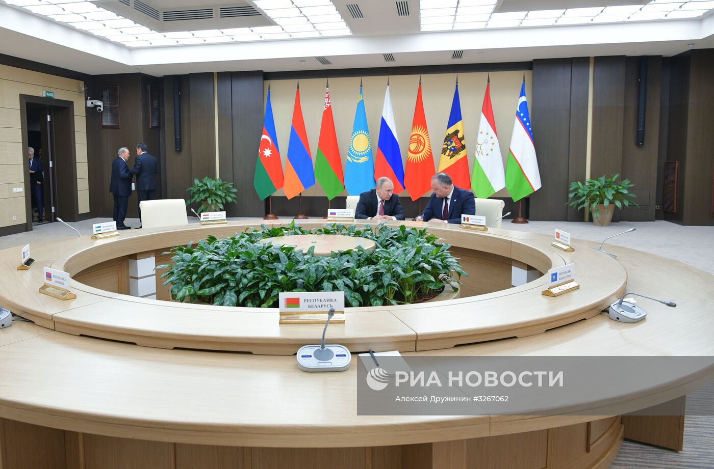 Президент РФ В. Путин принял участие в неформальной встрече глав государств СНГ