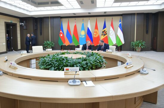 Президент РФ В. Путин принял участие в неформальной встрече глав государств СНГ