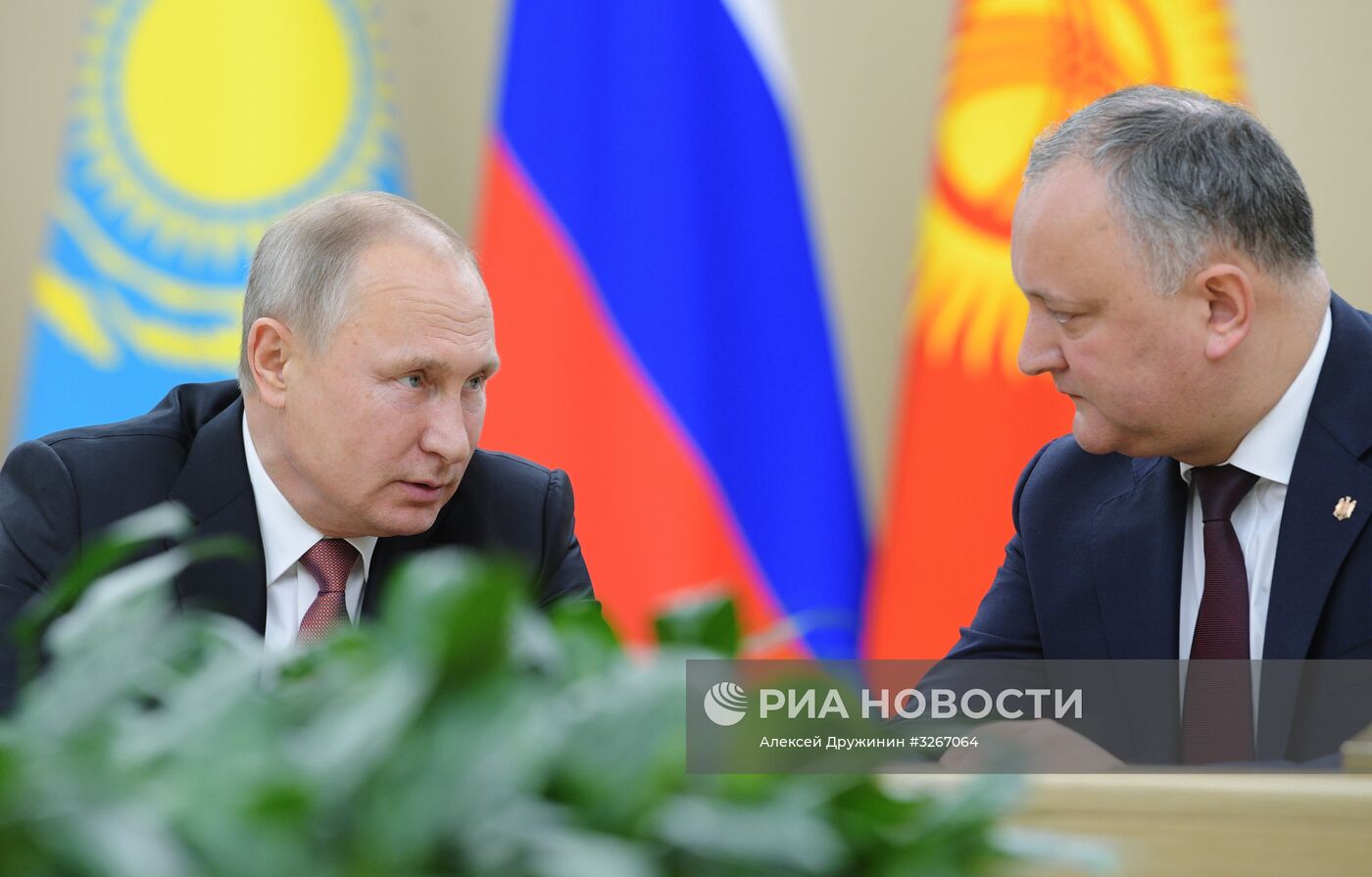 Президент РФ В. Путин принял участие в неформальной встрече глав государств СНГ