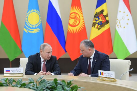 Президент РФ В. Путин принял участие в неформальной встрече глав государств СНГ