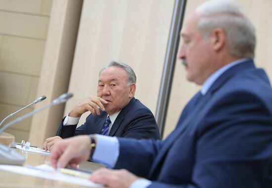 Президент РФ В. Путин принял участие в неформальной встрече глав государств СНГ