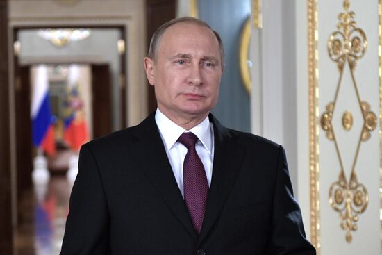 Президент РФ В. Путин поздравил сотрудников и ветеранов МЧС с Днём спасателя