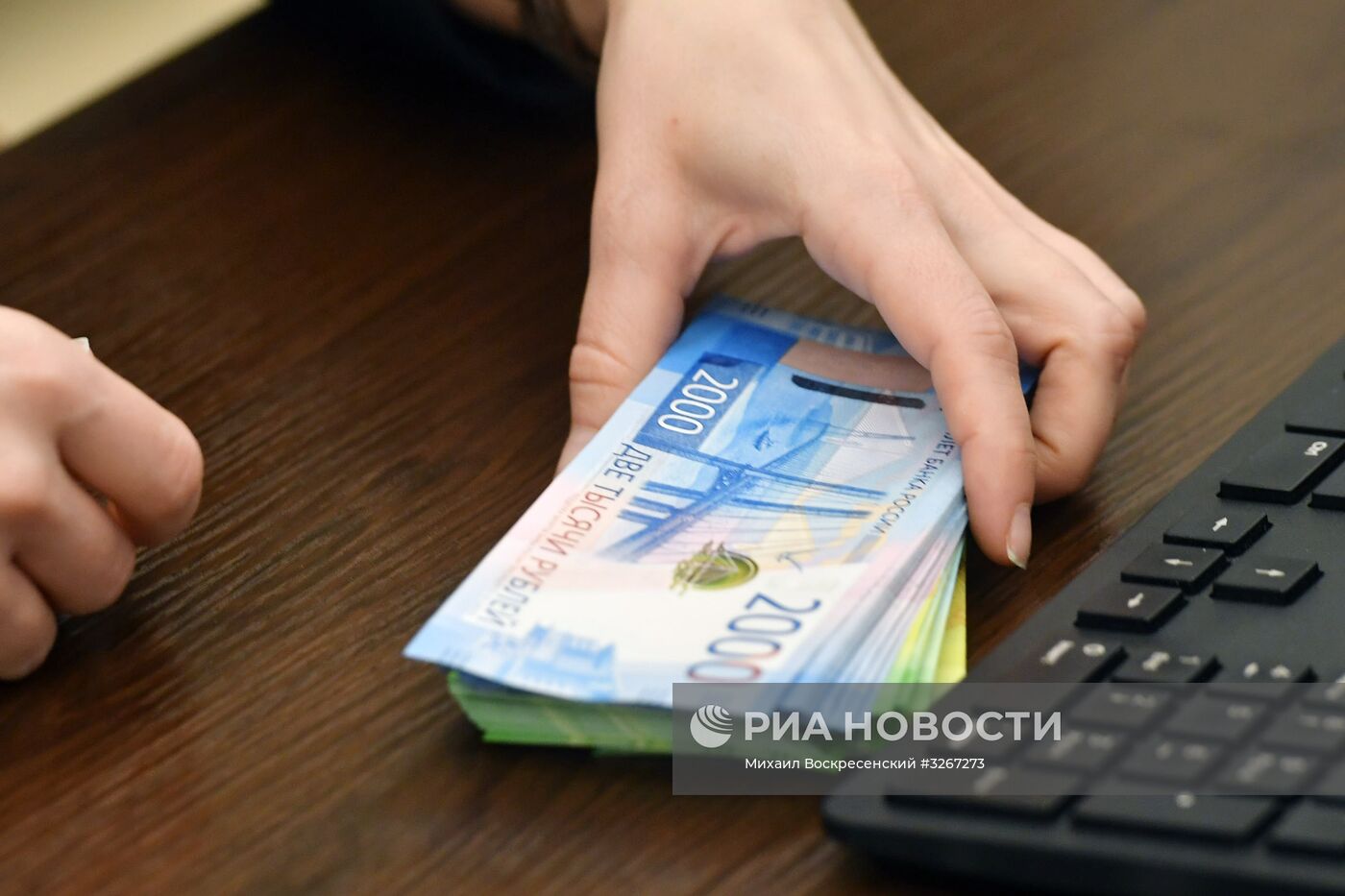 Презентация устройств самообслуживания с новыми купюрами номиналом 200 и 2000 рублей