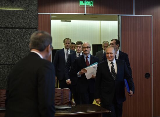 Президент РФ В. Путин подал в ЦИК документы для выдвижения кандидатом на выборах президента в 2018 году