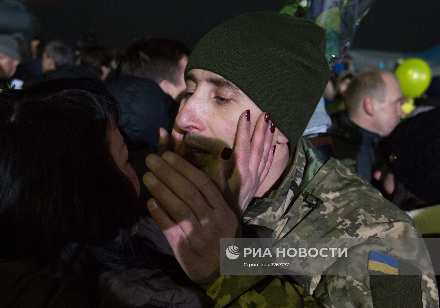Самолет с переданными ДНР и ЛНР украинской стороне пленными приземлился под Киевом