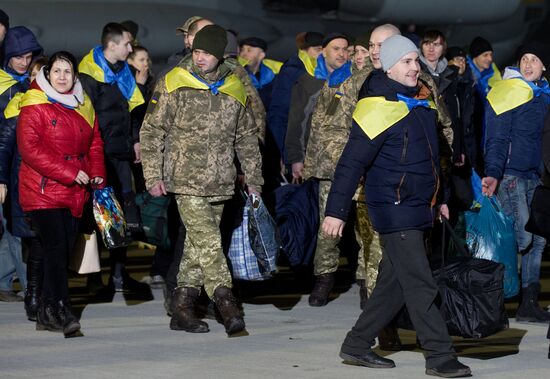 Самолет с переданными ДНР и ЛНР украинской стороне пленными приземлился под Киевом