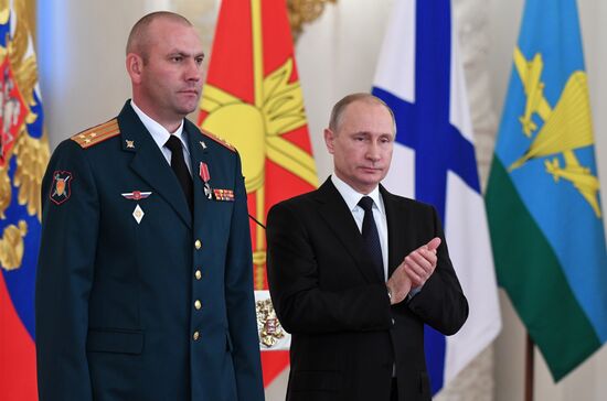 Президент РФ В. Путин встретился с военнослужащими, участвовавшими в операции в Сирии