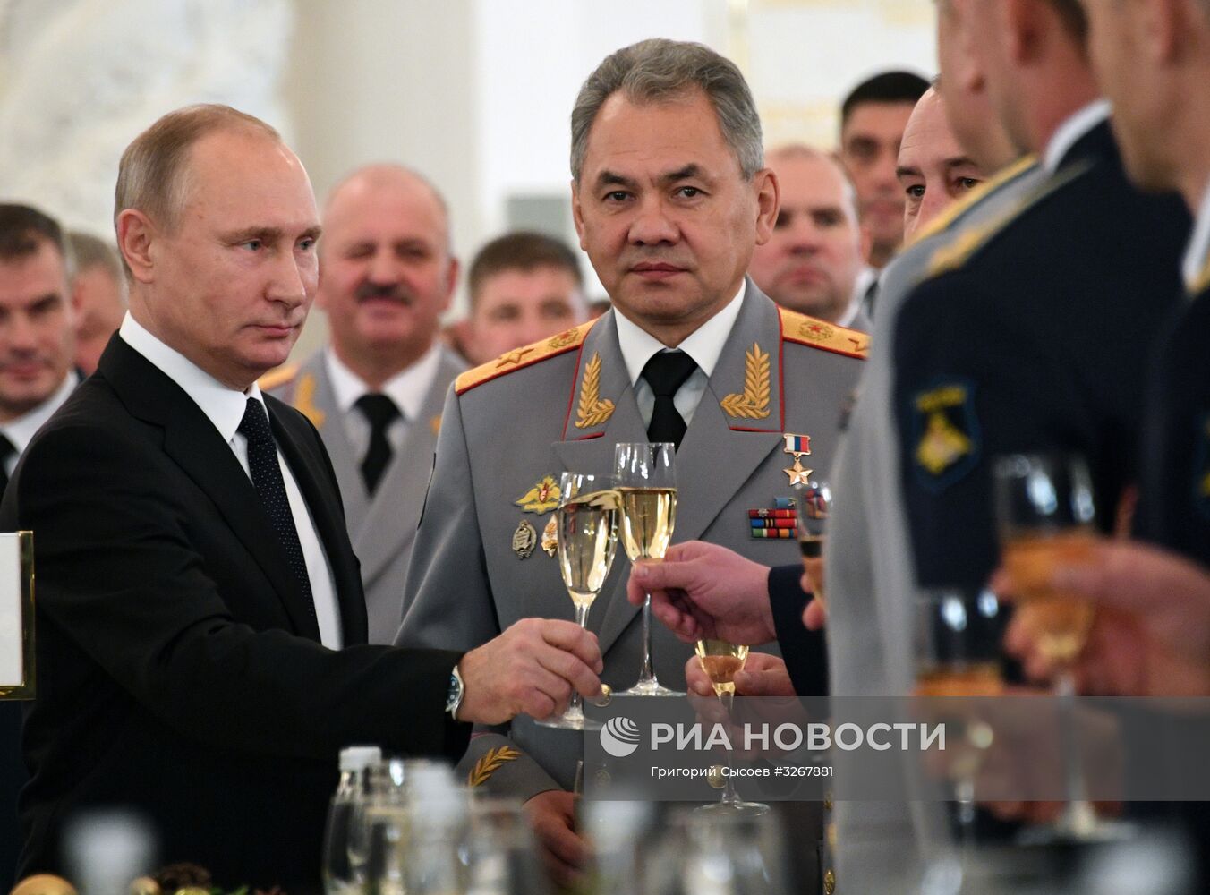 Президент РФ В. Путин встретился с военнослужащими, участвовавшими в операции в Сирии