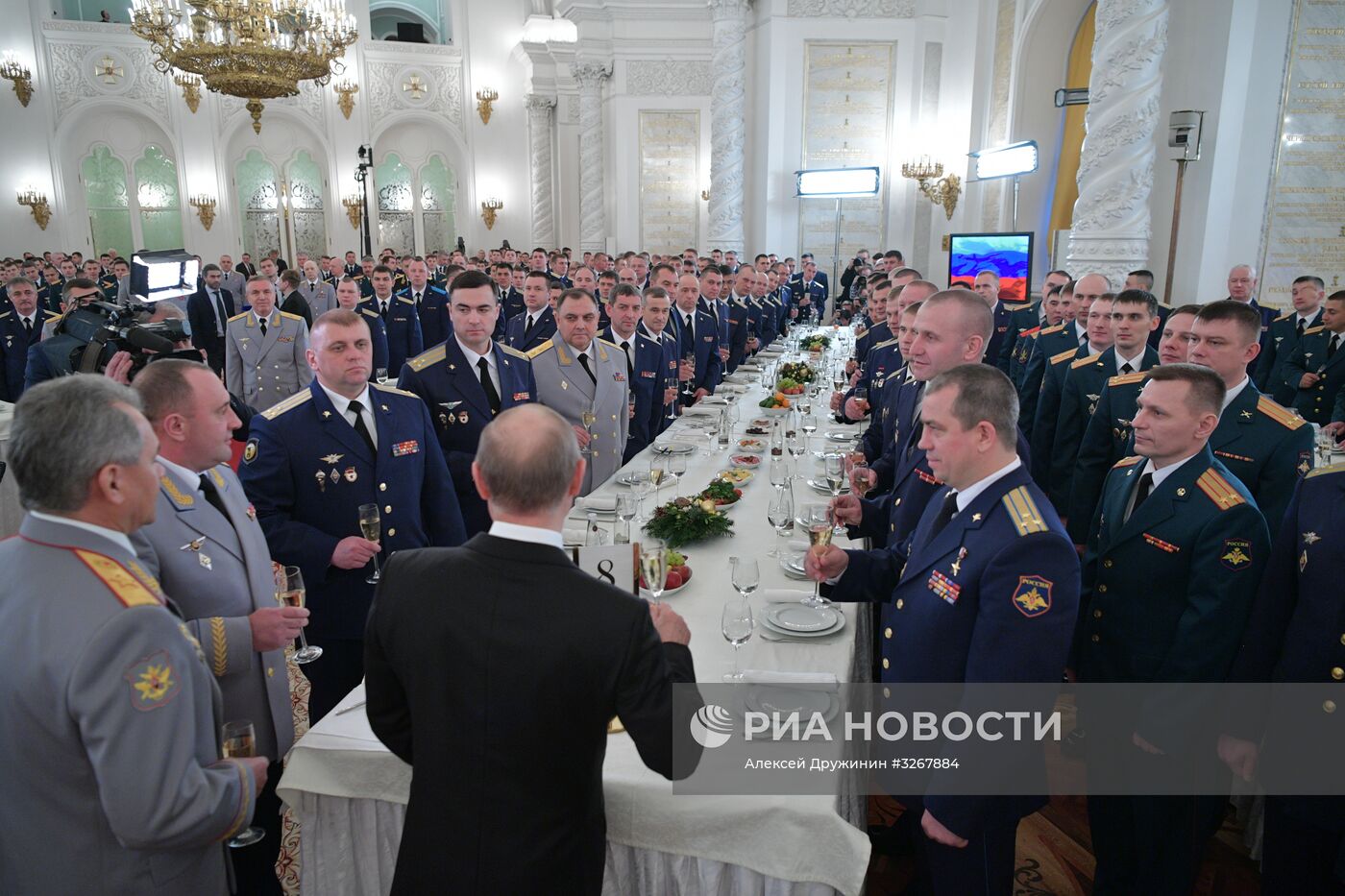 Президент РФ В. Путин встретился с военнослужащими, участвовавшими в операции в Сирии