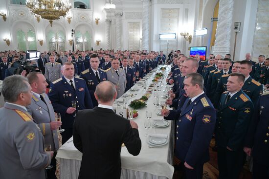 Президент РФ В. Путин встретился с военнослужащими, участвовавшими в операции в Сирии