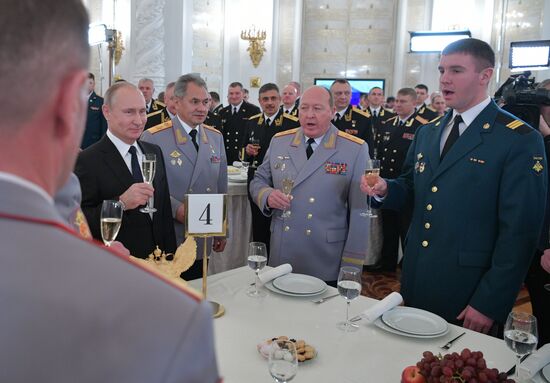 Президент РФ В. Путин встретился с военнослужащими, участвовавшими в операции в Сирии