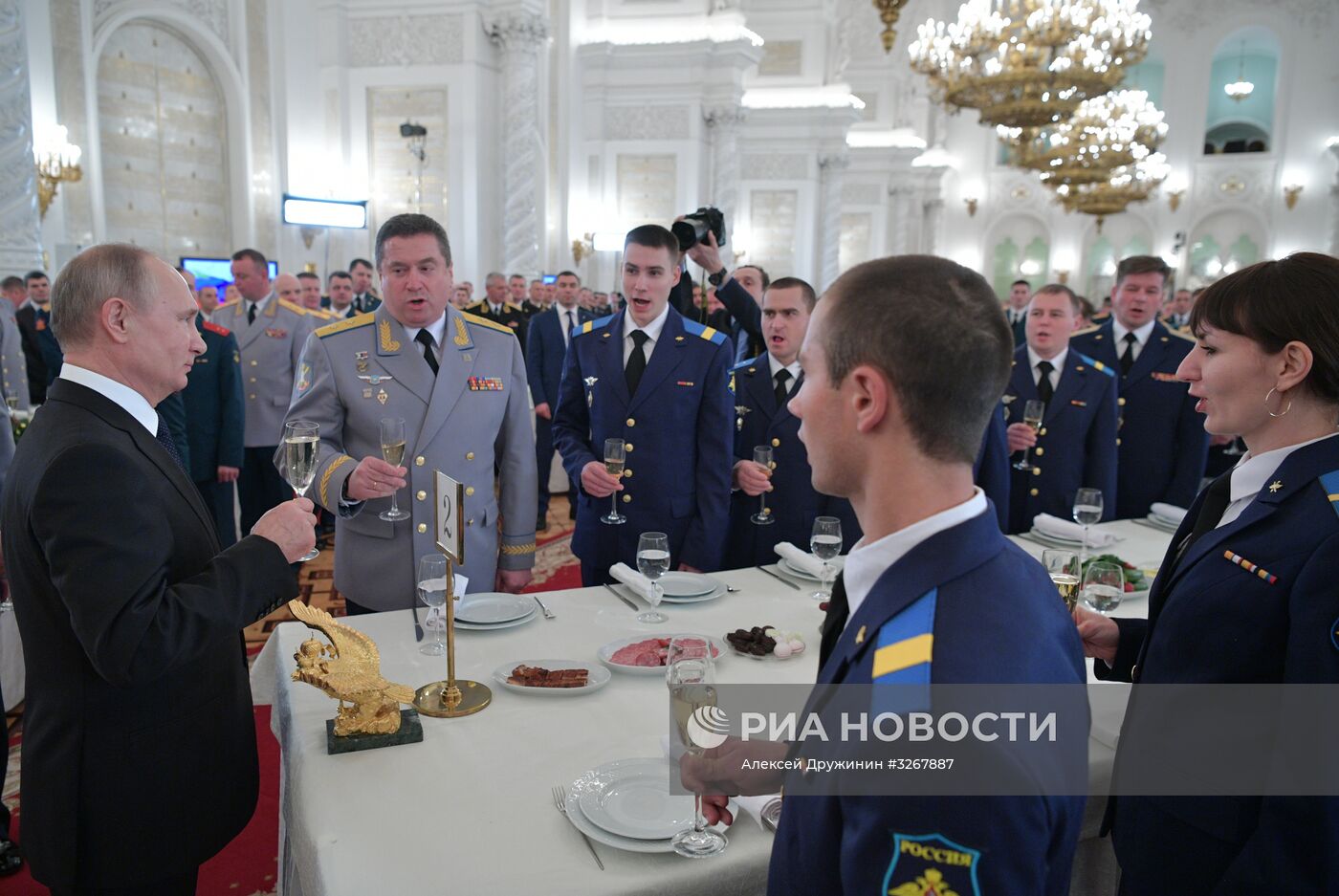 Президент РФ В. Путин встретился с военнослужащими, участвовавшими в операции в Сирии