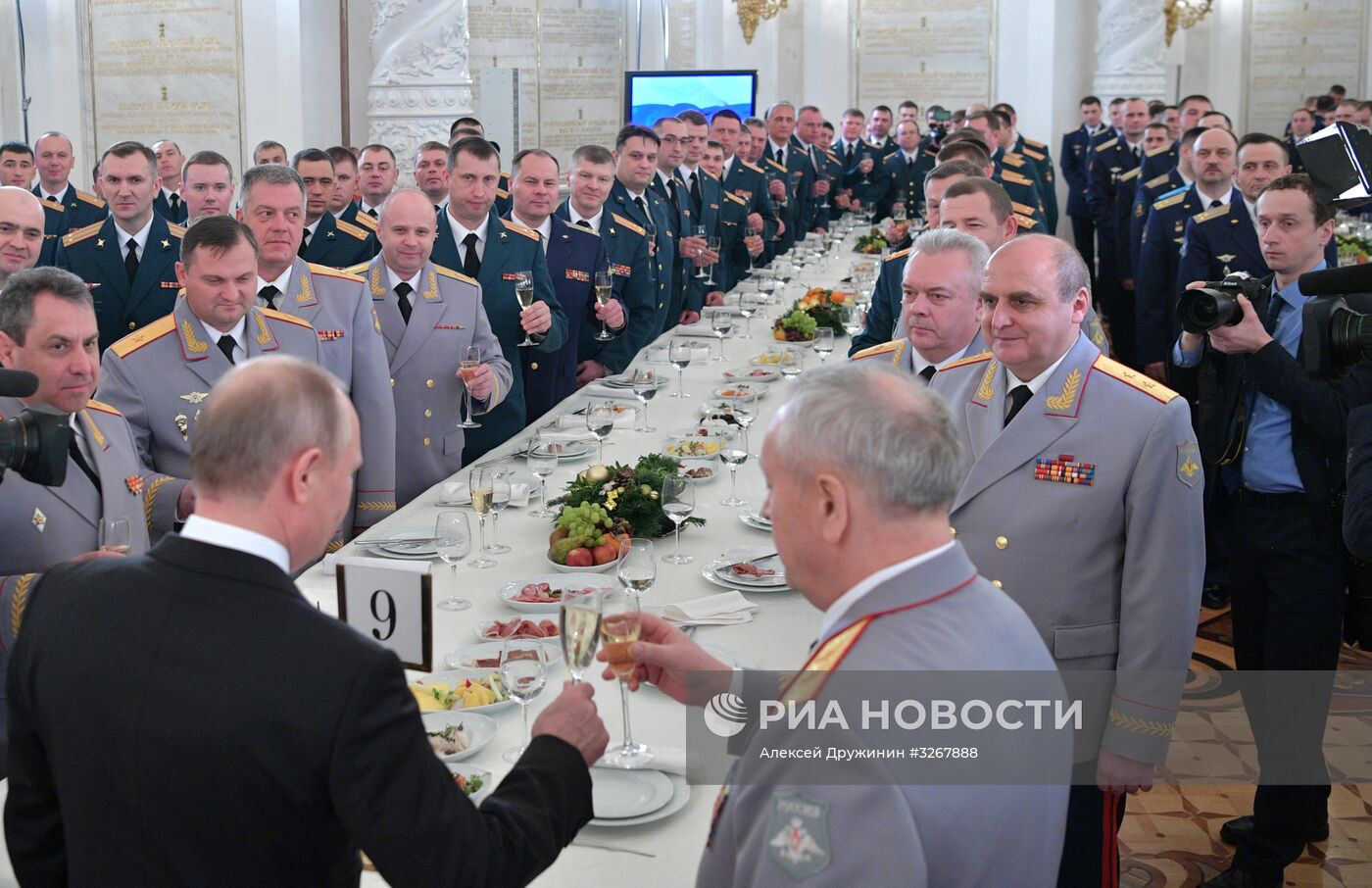 Президент РФ В. Путин встретился с военнослужащими, участвовавшими в операции в Сирии