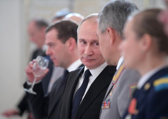 Президент РФ В. Путин встретился с военнослужащими, участвовавшими в операции в Сирии