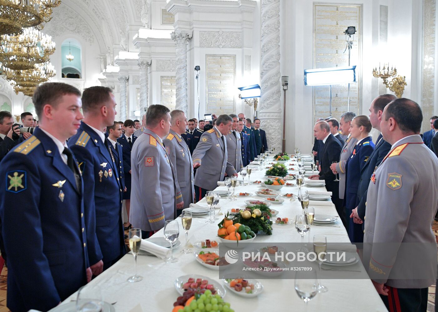 Президент РФ В. Путин встретился с военнослужащими, участвовавшими в операции в Сирии