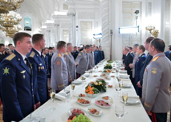 Президент РФ В. Путин встретился с военнослужащими, участвовавшими в операции в Сирии