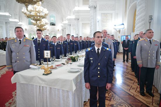 Президент РФ В. Путин встретился с военнослужащими, участвовавшими в операции в Сирии