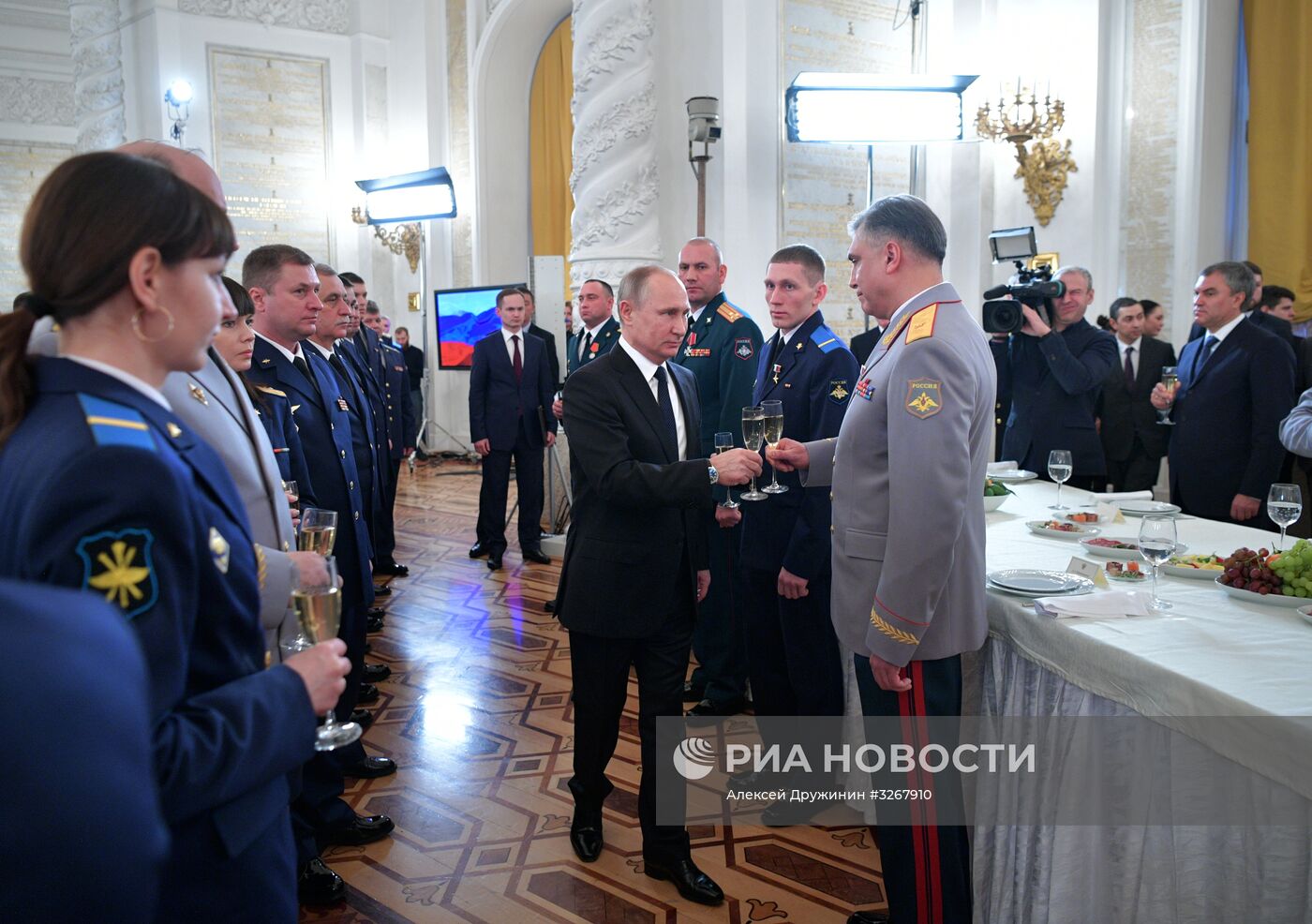 Президент РФ В. Путин встретился с военнослужащими, участвовавшими в операции в Сирии