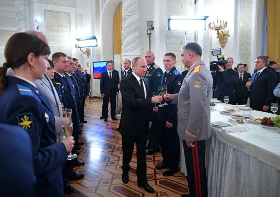 Президент РФ В. Путин встретился с военнослужащими, участвовавшими в операции в Сирии