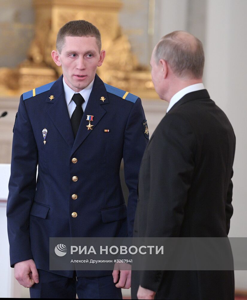 Президент РФ В. Путин встретился с военнослужащими, участвовавшими в операции в Сирии