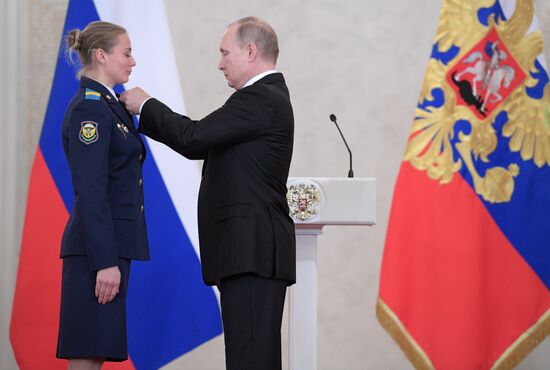 Президент РФ В. Путин встретился с военнослужащими, участвовавшими в операции в Сирии