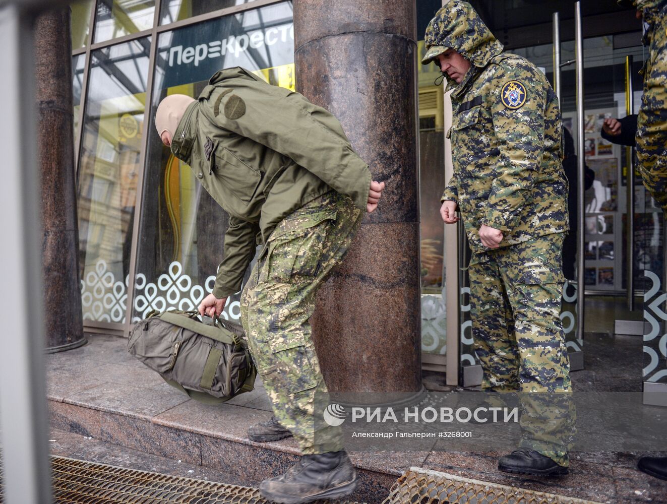 Последствия взрыва в магазине "Перекресток" в Санкт-Петербурге