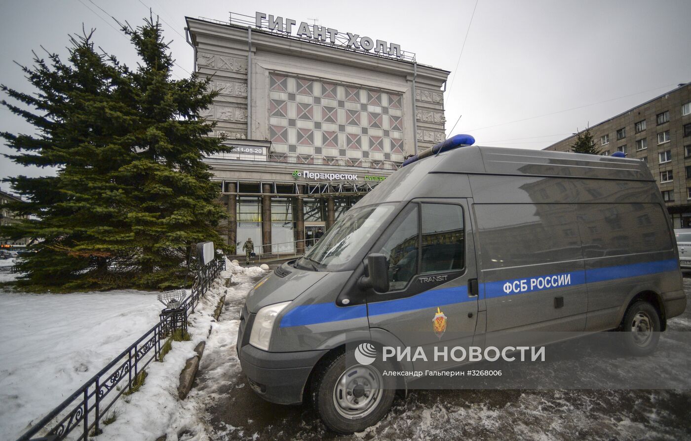 Последствия взрыва в магазине "Перекресток" в Санкт-Петербурге