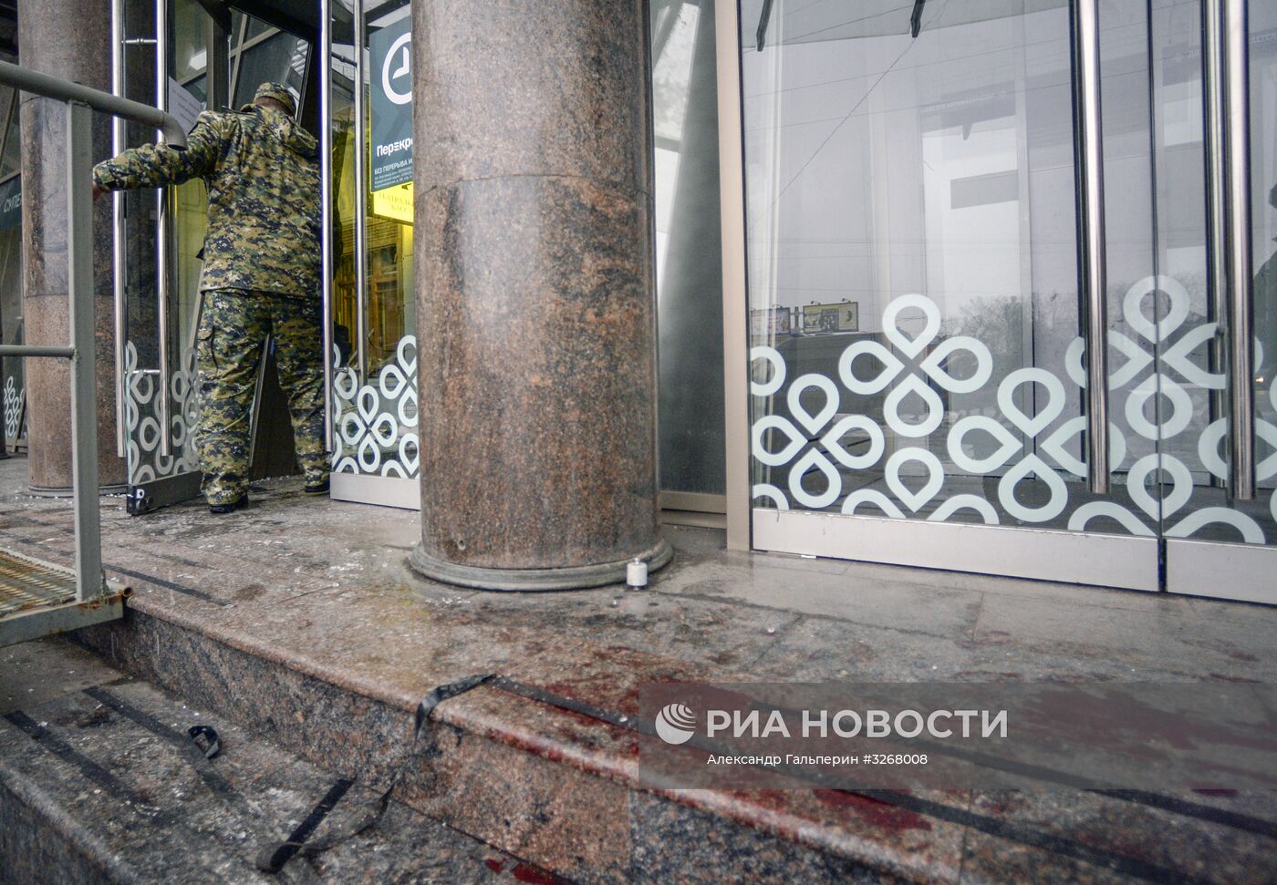 Последствия взрыва в магазине "Перекресток" в Санкт-Петербурге