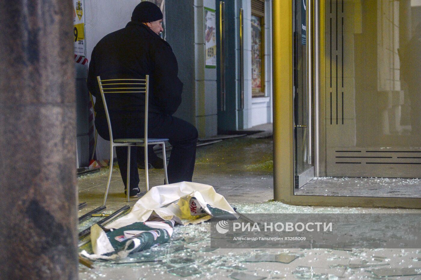 Последствия взрыва в магазине "Перекресток" в Санкт-Петербурге