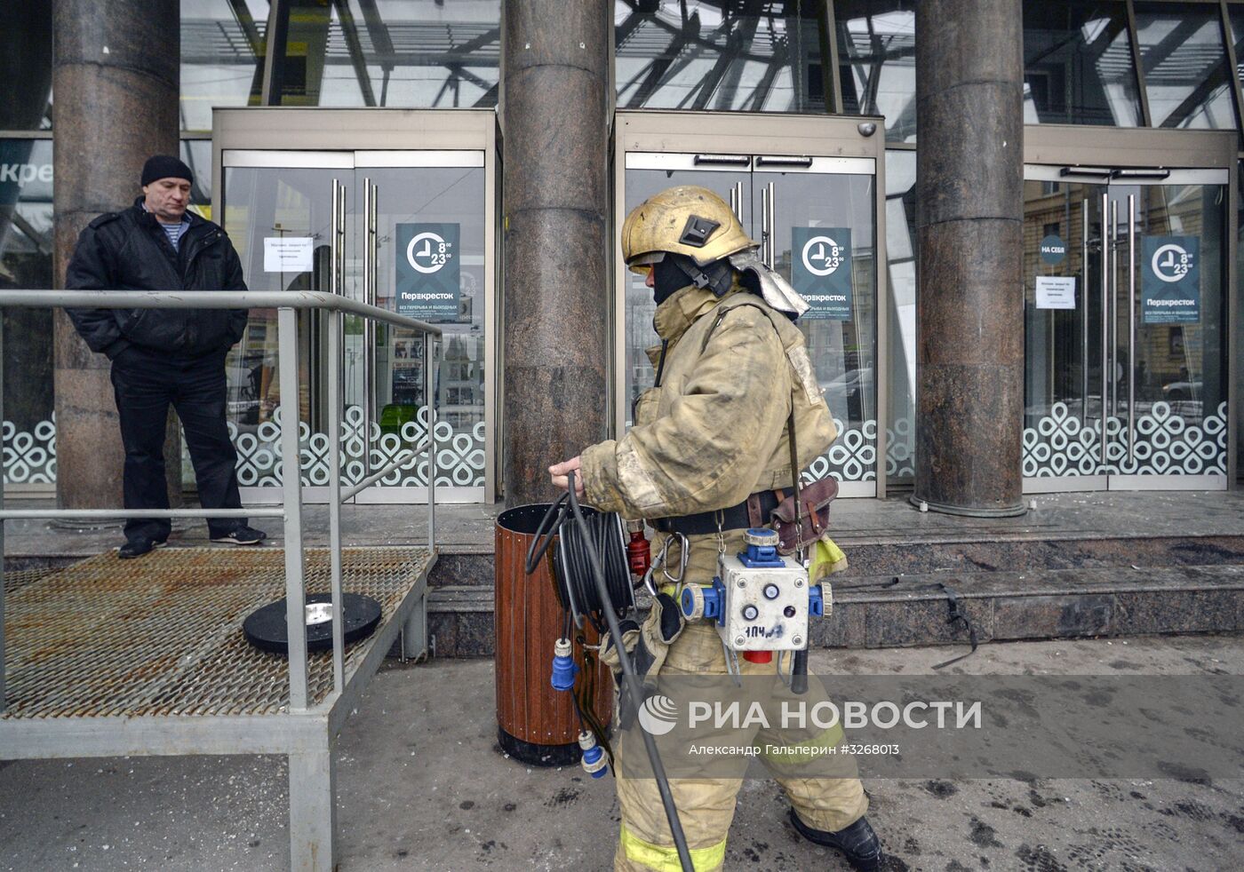 Последствия взрыва в магазине "Перекресток" в Санкт-Петербурге