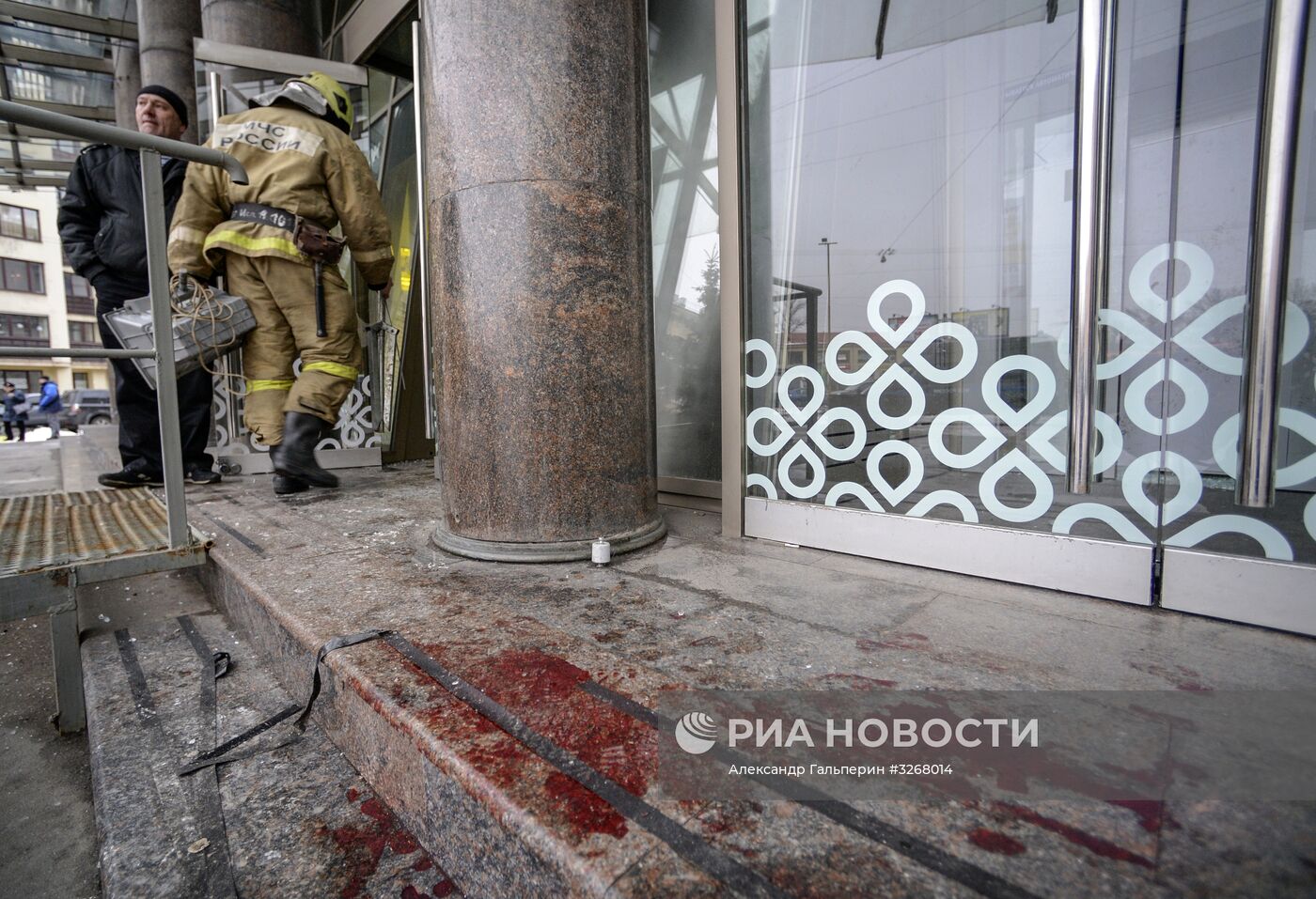 Последствия взрыва в магазине "Перекресток" в Санкт-Петербурге