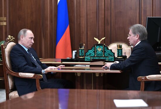 Президент РФ В. Путин встретился с главой "Аэрофлота" В. Савельевым