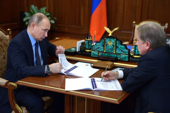 Президент РФ В. Путин встретился с главой "Аэрофлота" В. Савельевым