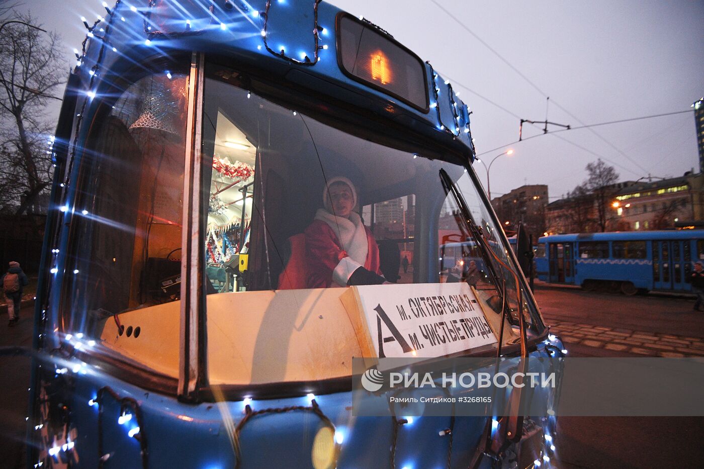 Новогодний трамвай на улицах Москвы