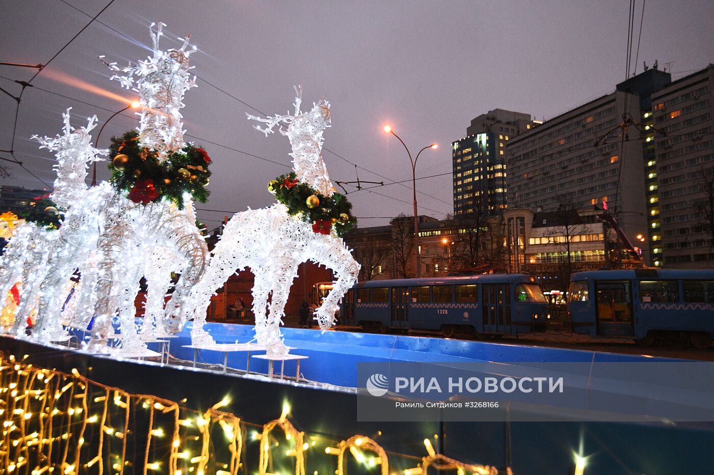 Новогодний трамвай на улицах Москвы